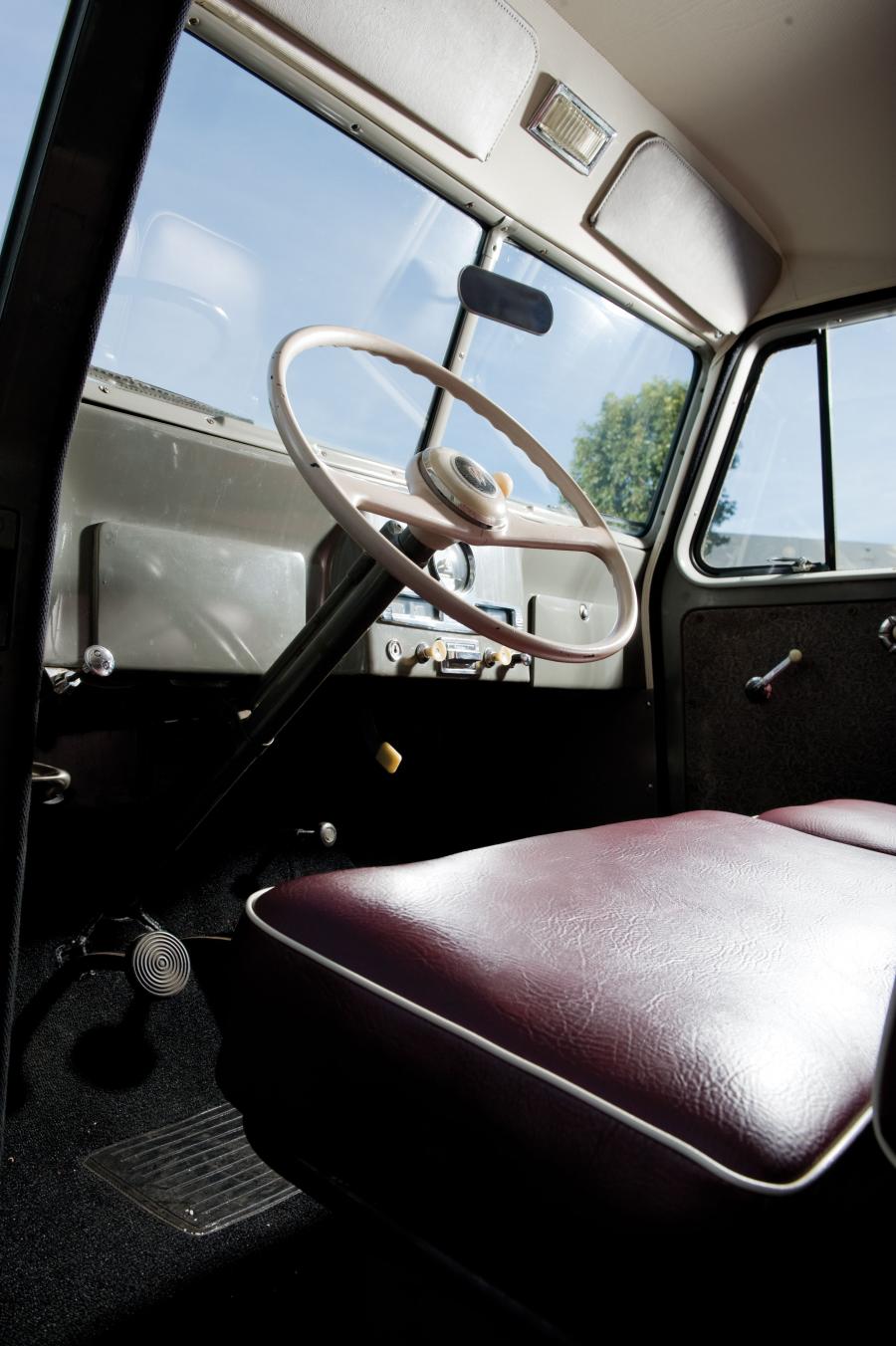 Интерьер Willys Jeep Station Wagon 1950 года  (фото 6 из 7)